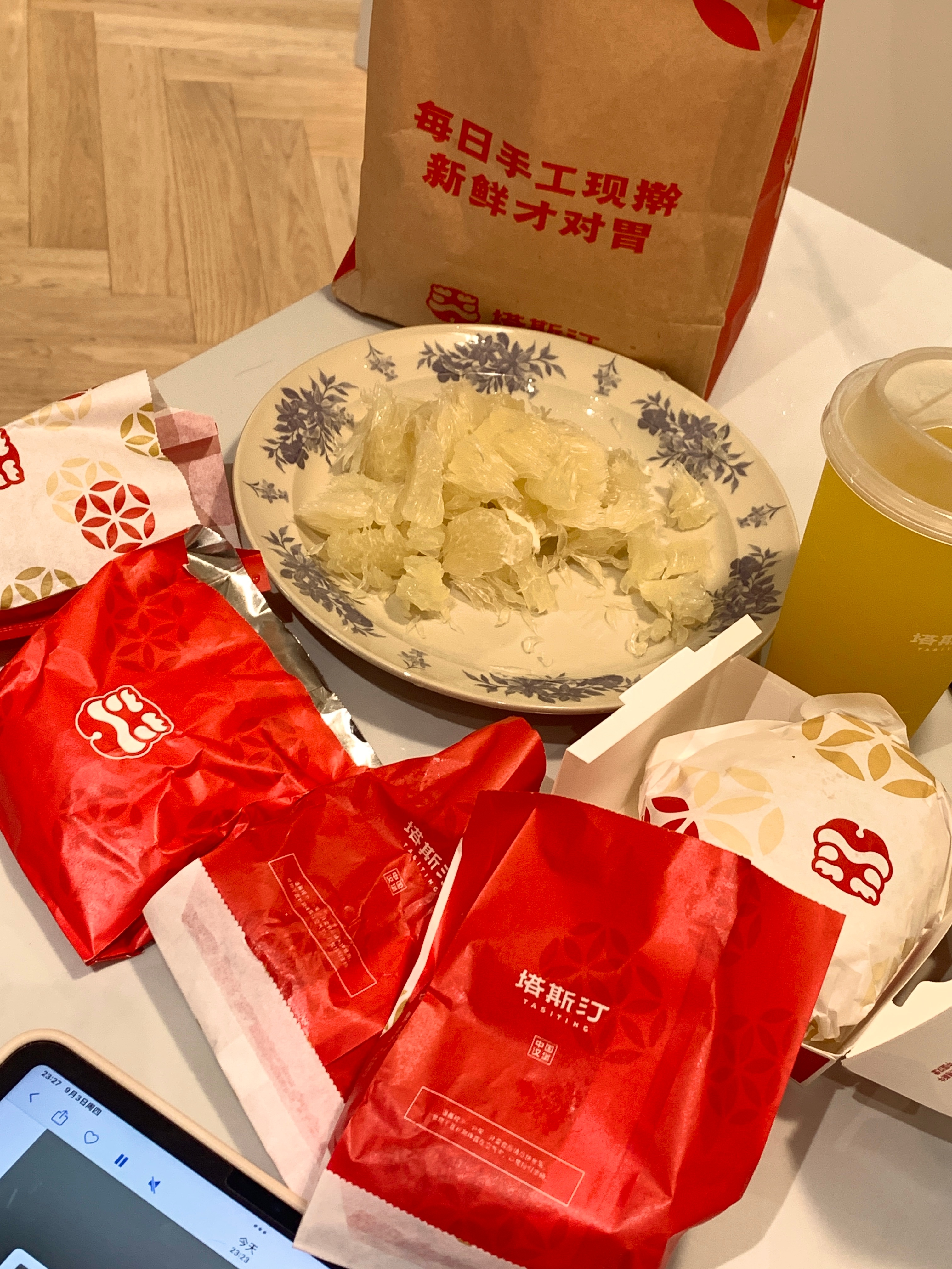 宵一个塔斯汀 香辣鸡腿堡是真神我真诚地祈祷明天起床不要长胖长胖也不准超过0.5 