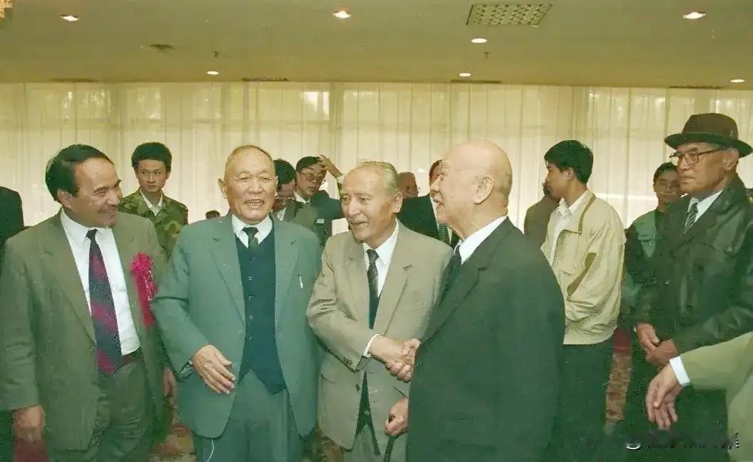 1995年10月，新疆维吾尔自治区成立40周年盛大庆典，中央代表团专程赴疆祝贺，