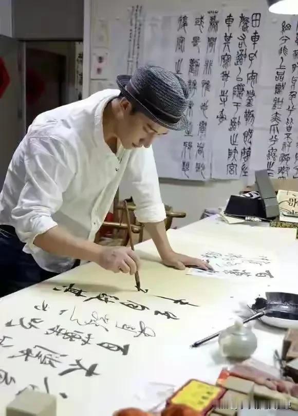 演员黄轩，他的书法作品入选国家画院展览，没想到他戏演的这么好，书法也这么出色！他