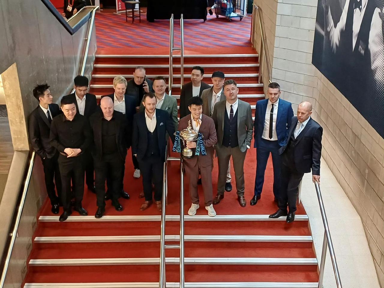 这次前16合影亮相活动，未见火老师和特鲁姆普的身影。这两个人都居住在沙特，不来合