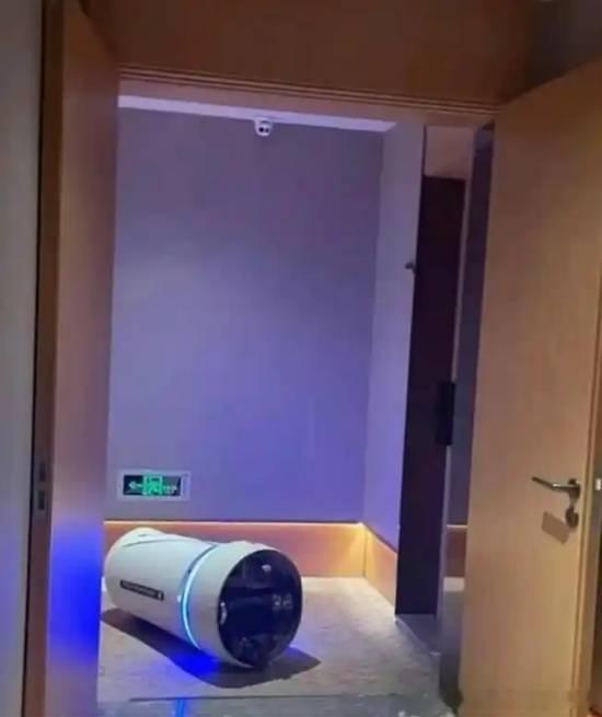 机器人被男子一脚踹倒 围观群众：它正要进电梯据潇湘晨报报道，近日江苏，机器人正要