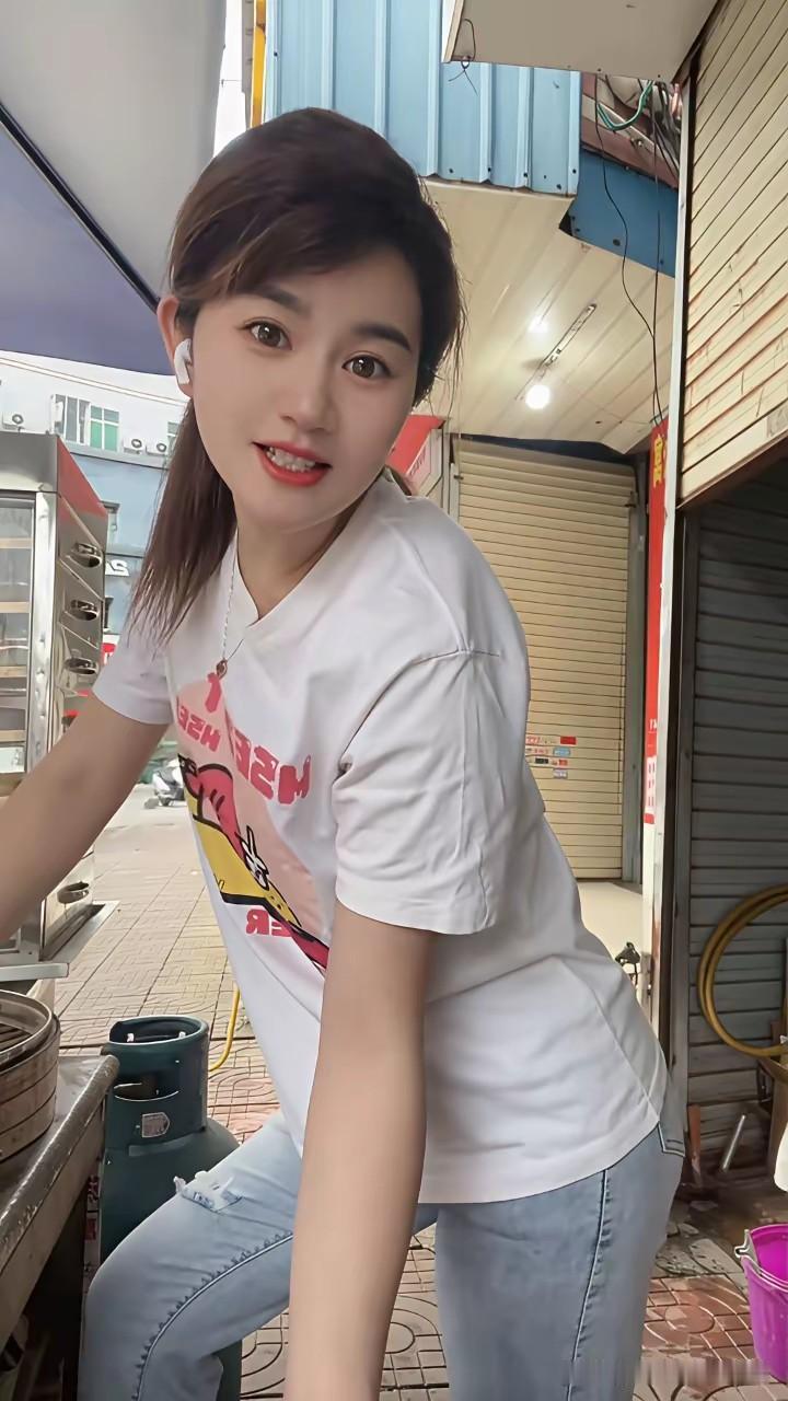 图片来自网络
她在冲谁呲牙咧嘴的闹，难不成你们招她惹她了吗，搞得她一脸的不高兴？