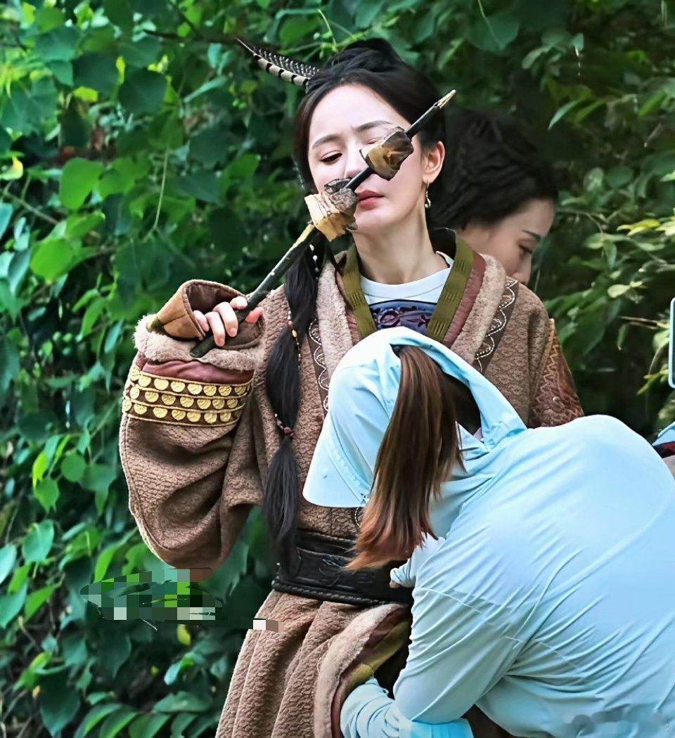 《江山大同》这段片场路透又好笑又让人心疼，横店高温酷暑，杨幂裹着厚重不透气的冬款