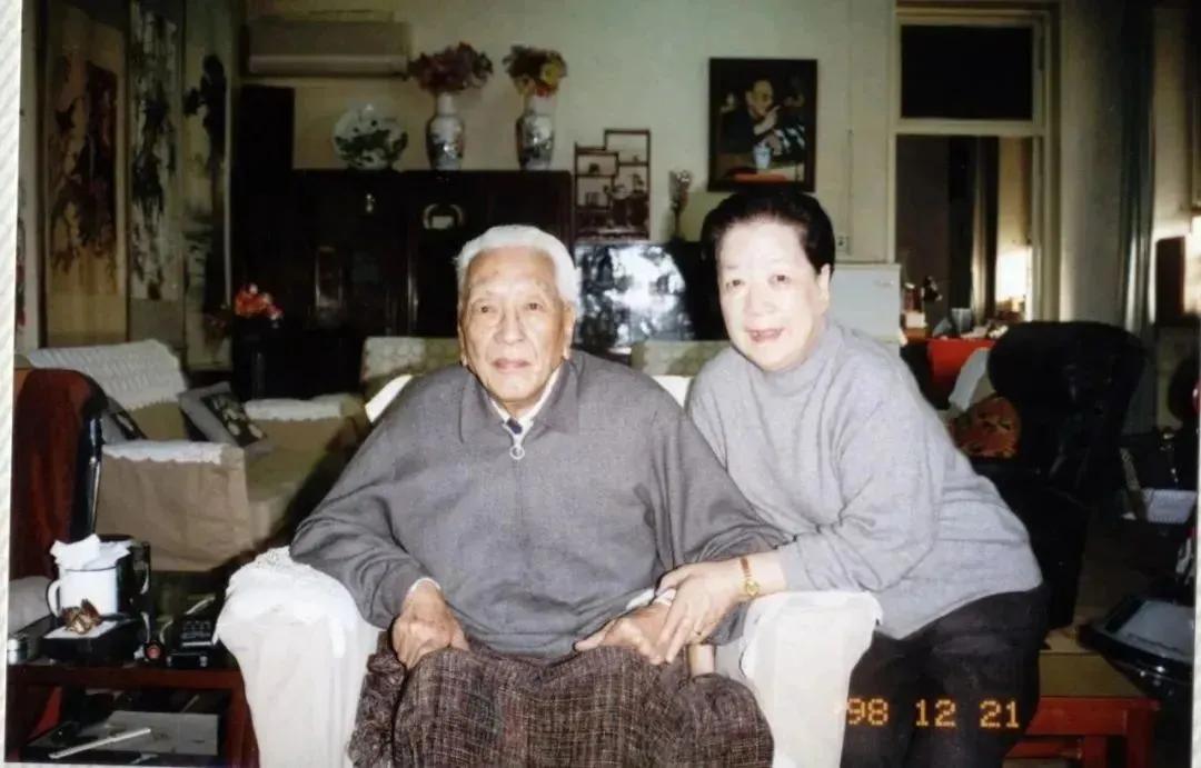 1998年，晚年的耿飚和妻子赵兰香，一张罕见的留影，照片中的他们并排而坐，看上去