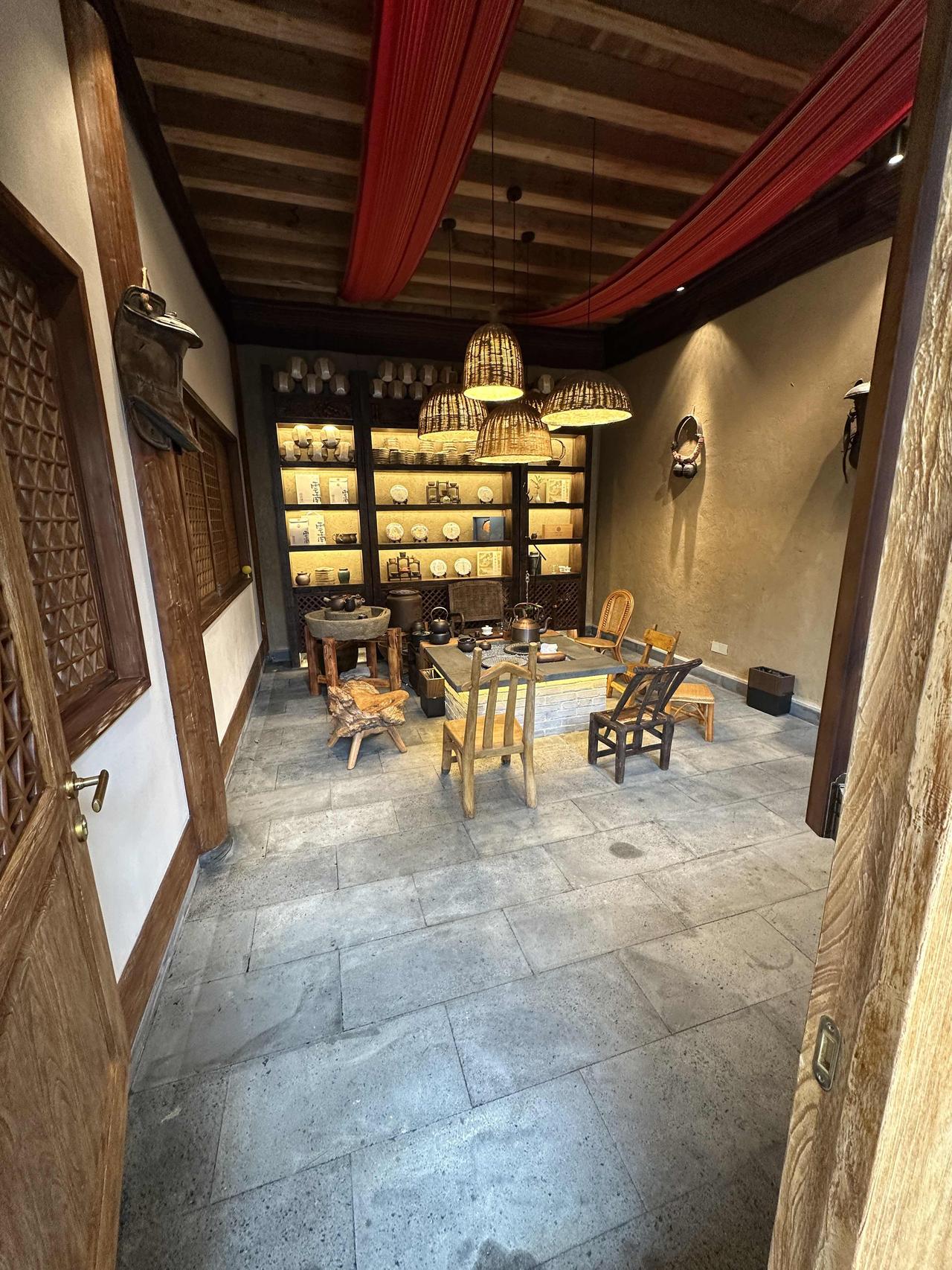 来云南避暑二十天，在腾冲到某知名茶叶公司展厅品茶，准备买点茶叶。
       