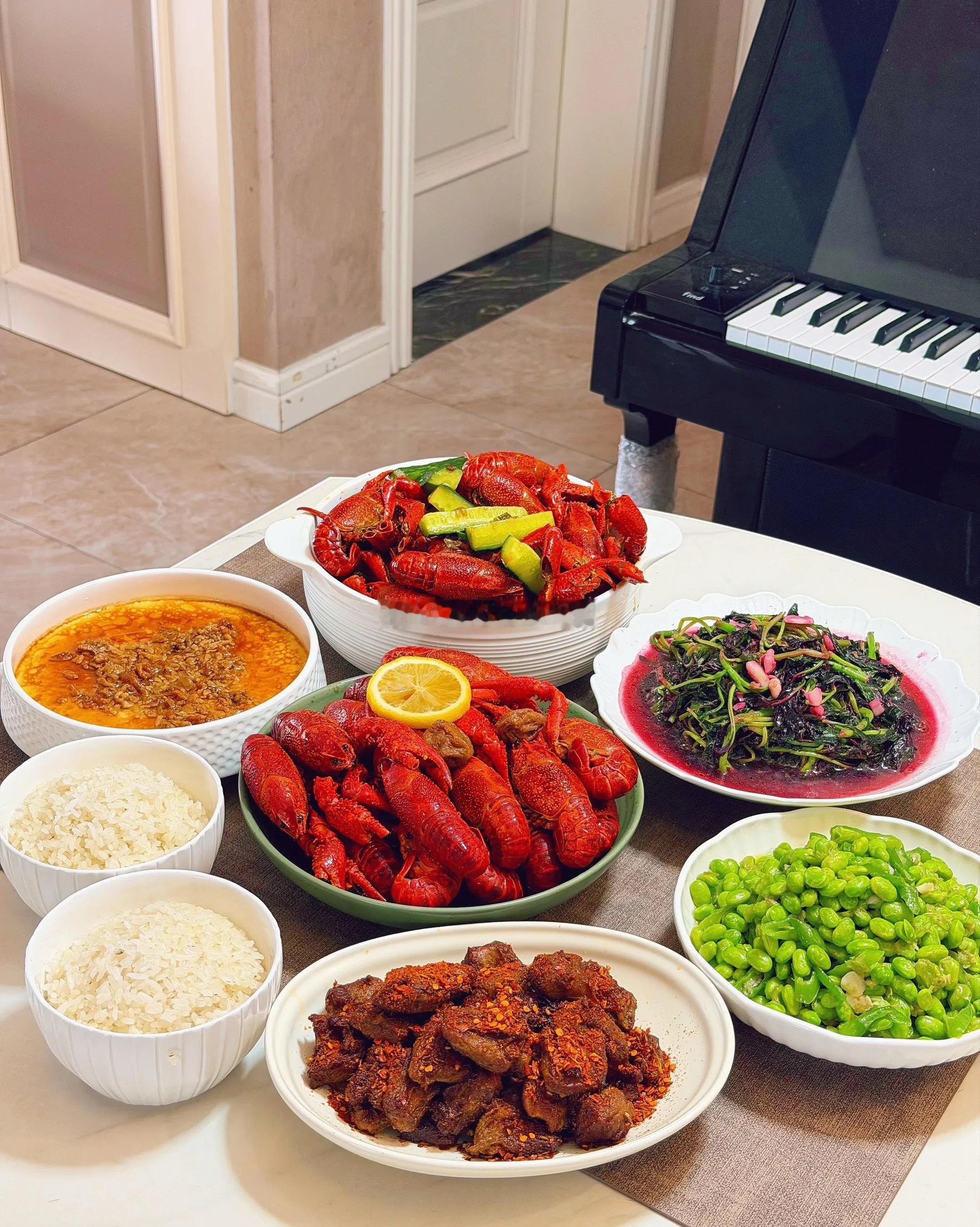 过节的意义：美食在桌，家人在侧，不用奔波，享受吃喝，端午快乐黄金金价