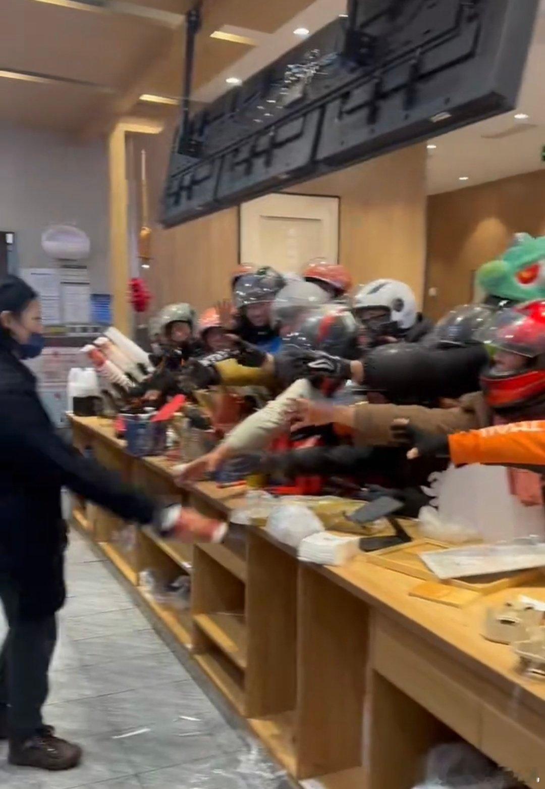 千问昨天早上秒下单，秒送到，结果从中午到现在都不行了，看看把骑手们都逼成啥样了