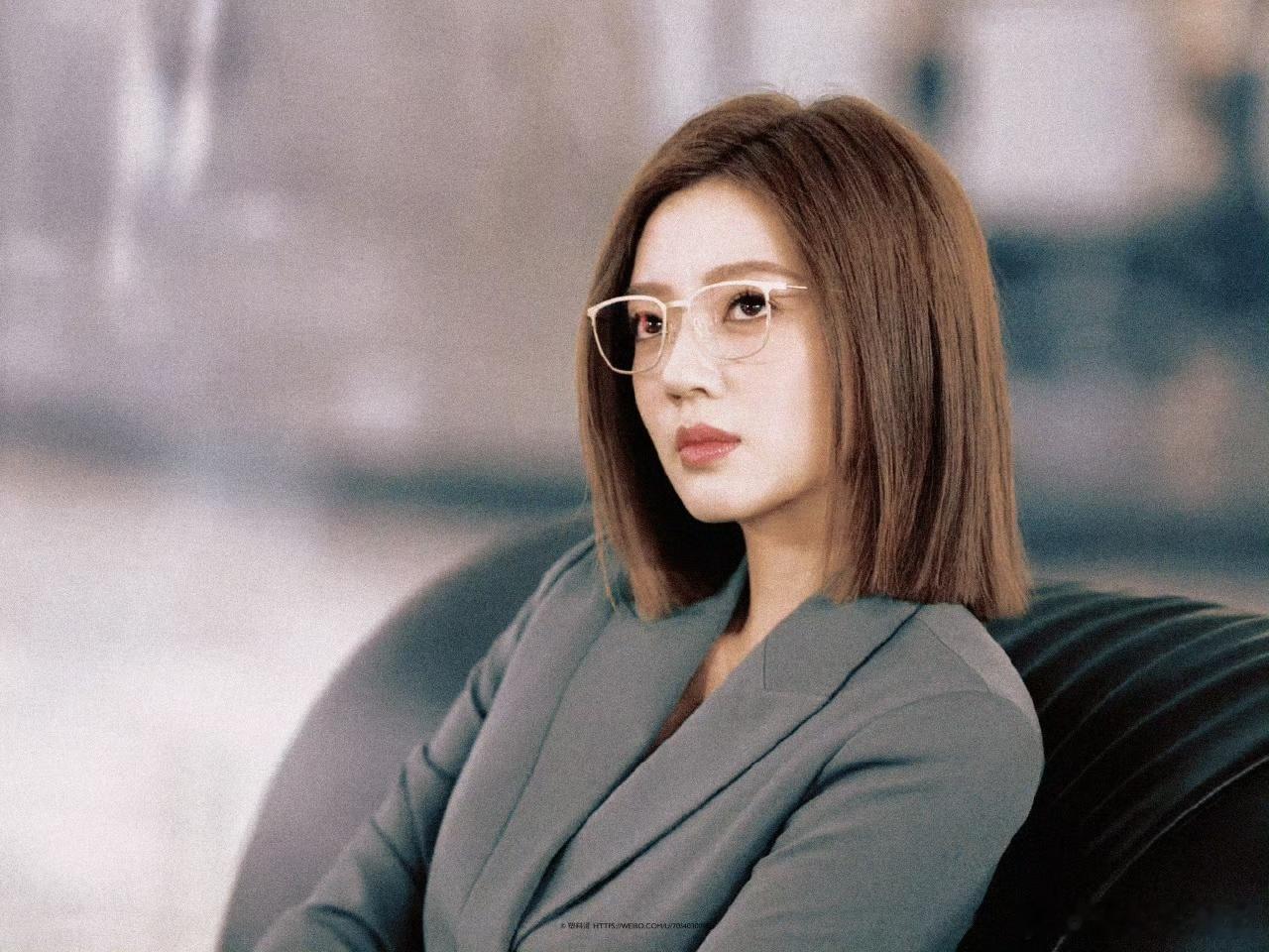 何瑞贤长发vs短发 长发柔情似水，短发干练有型，两种风格都拿捏得死死的，美女多进