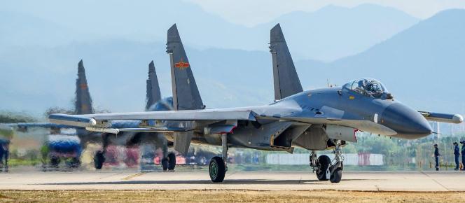 美国飞行员发现一个百思不得其解的怪象，每次中国战机伴飞，既不是歼16、也不是歼2