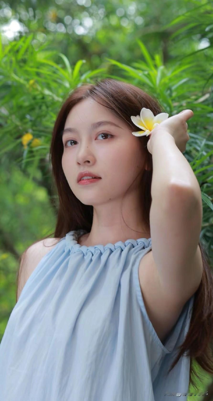 在绿意盎然的背景下，轻抚一朵白花，感受自然的宁静与美好。