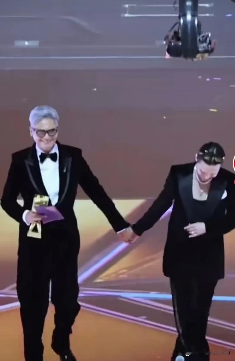 MeMa亚洲音乐大赏在韩国举行，中国香港艺人周润发受邀担任颁奖嘉宾。

当周润发