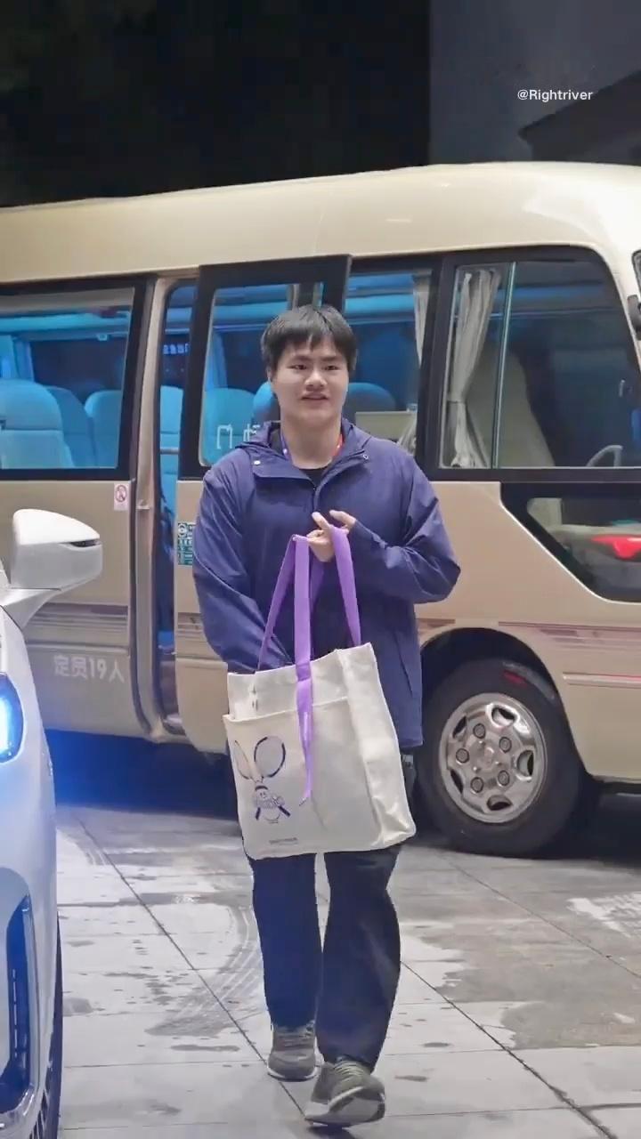 摇摇晃晃走过来的给粉丝送娃娃的梁伟铿，微笑着看女孩子因为收到礼物尖叫的保安，我只