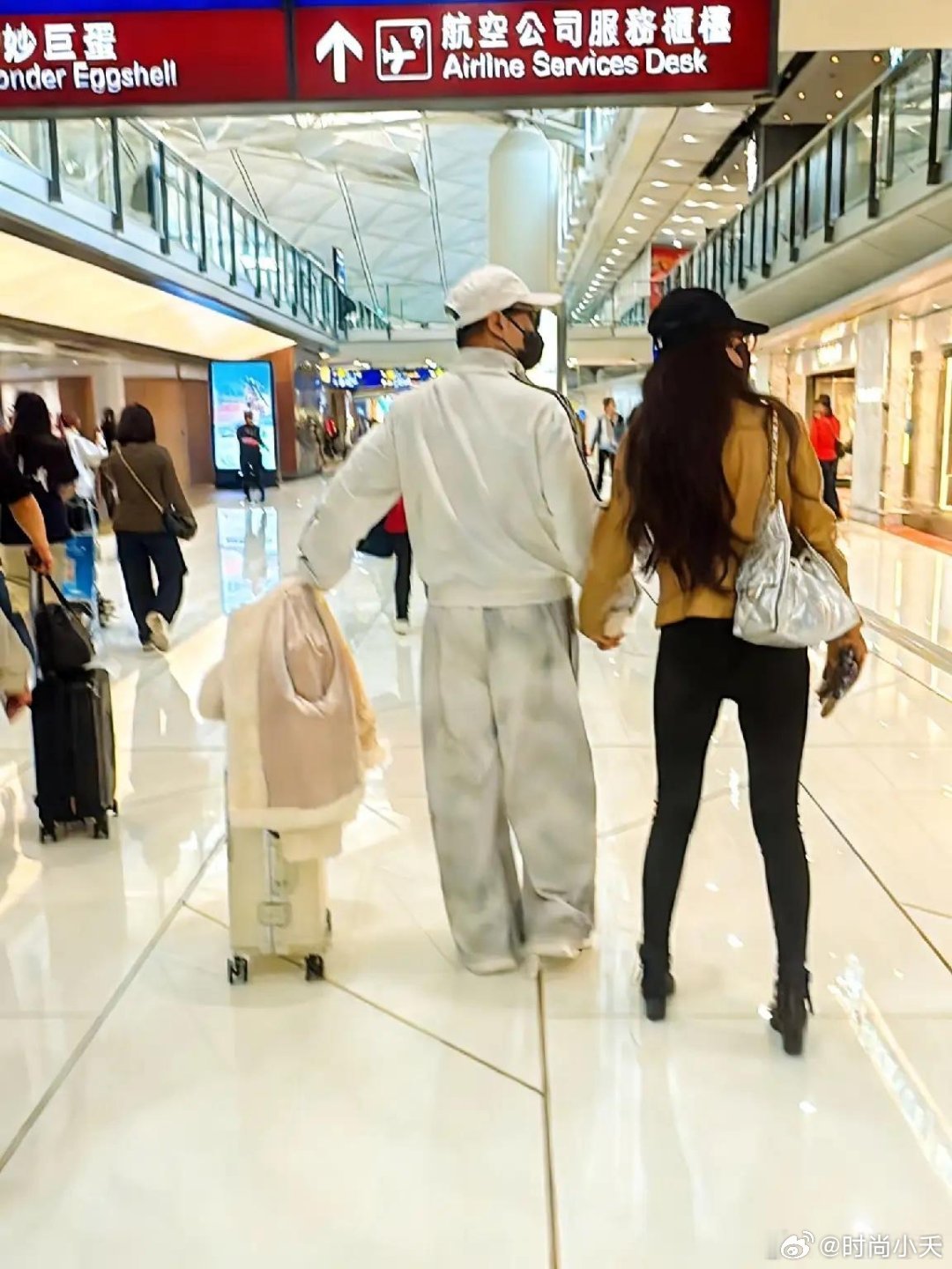 网友偶遇汪峰和森林北牵手出游，森林北咋看着像侧着走呢？ 