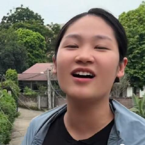 小松和秋秋今天就要带着小叔和六叔离开越南回国去新疆直播卖货。他们第一站要去上海，