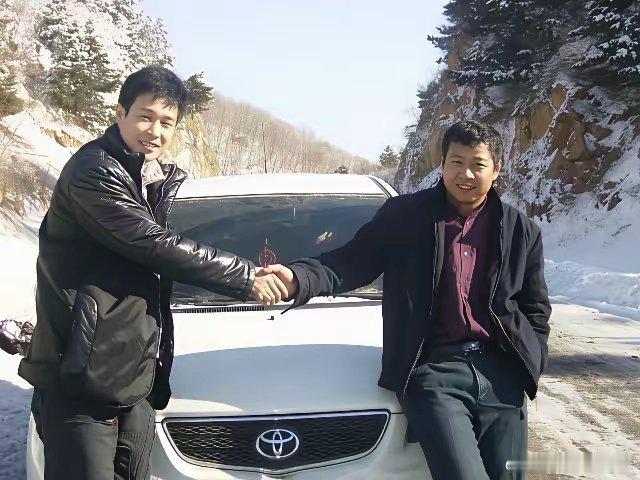 小沈阳（原名沈鹤）现在一年给亲哥哥60万，平均每个月5万，让他在家好好赡养父母。