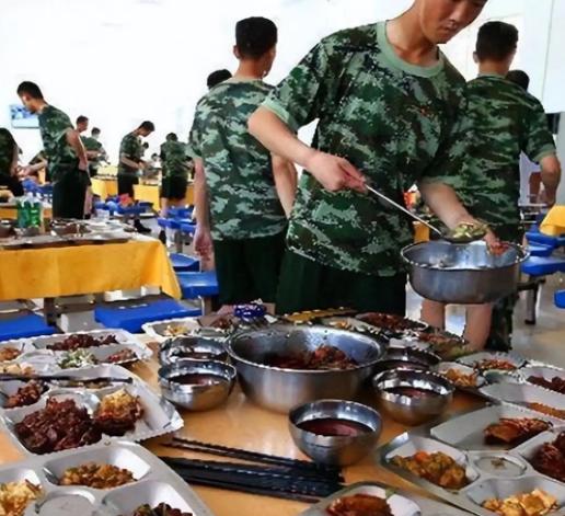 经常有人纳闷，说部队那点伙食费看着不多，怎么战士们碗里总能堆得冒尖，肉蛋奶一样不