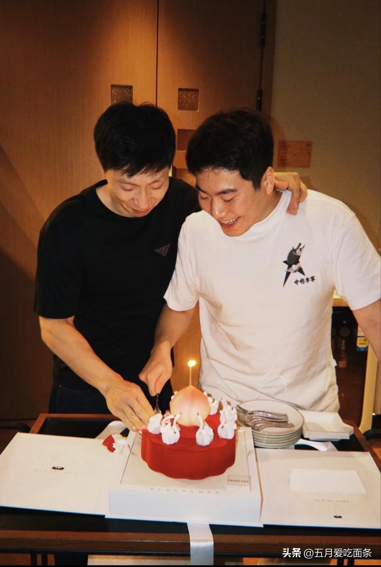 龙队和梁副队一起过生日咯！
一个38岁，一个30岁，
两人还像小孩一样打闹，
往
