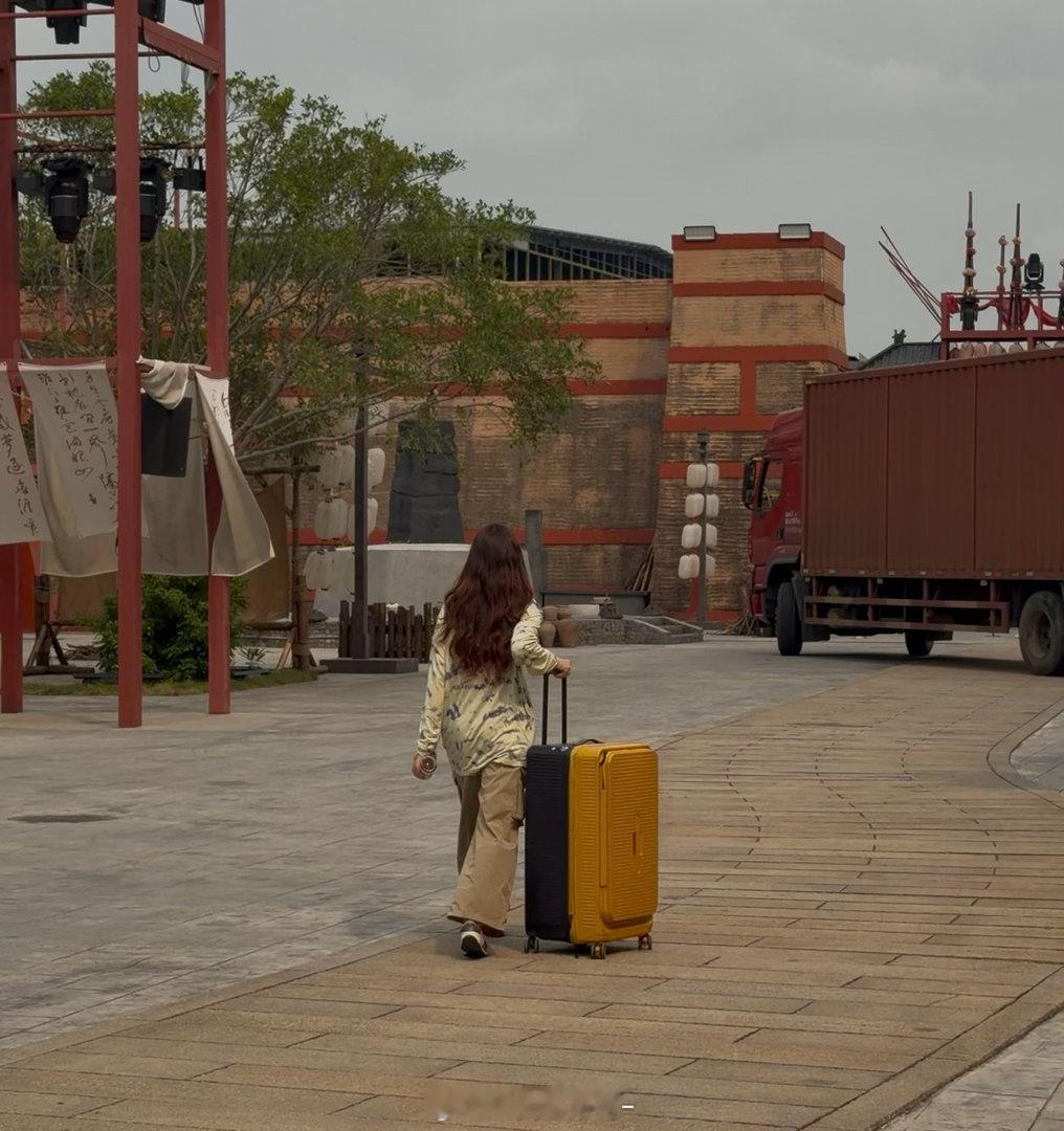 8点拍了一台旗舰新车现在赶去机场准备参加今晚智己LS8上市怎么不算高能量女生呢！