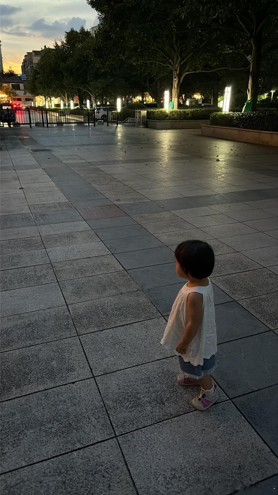 逛完回来怒啃两块西瓜爽了 