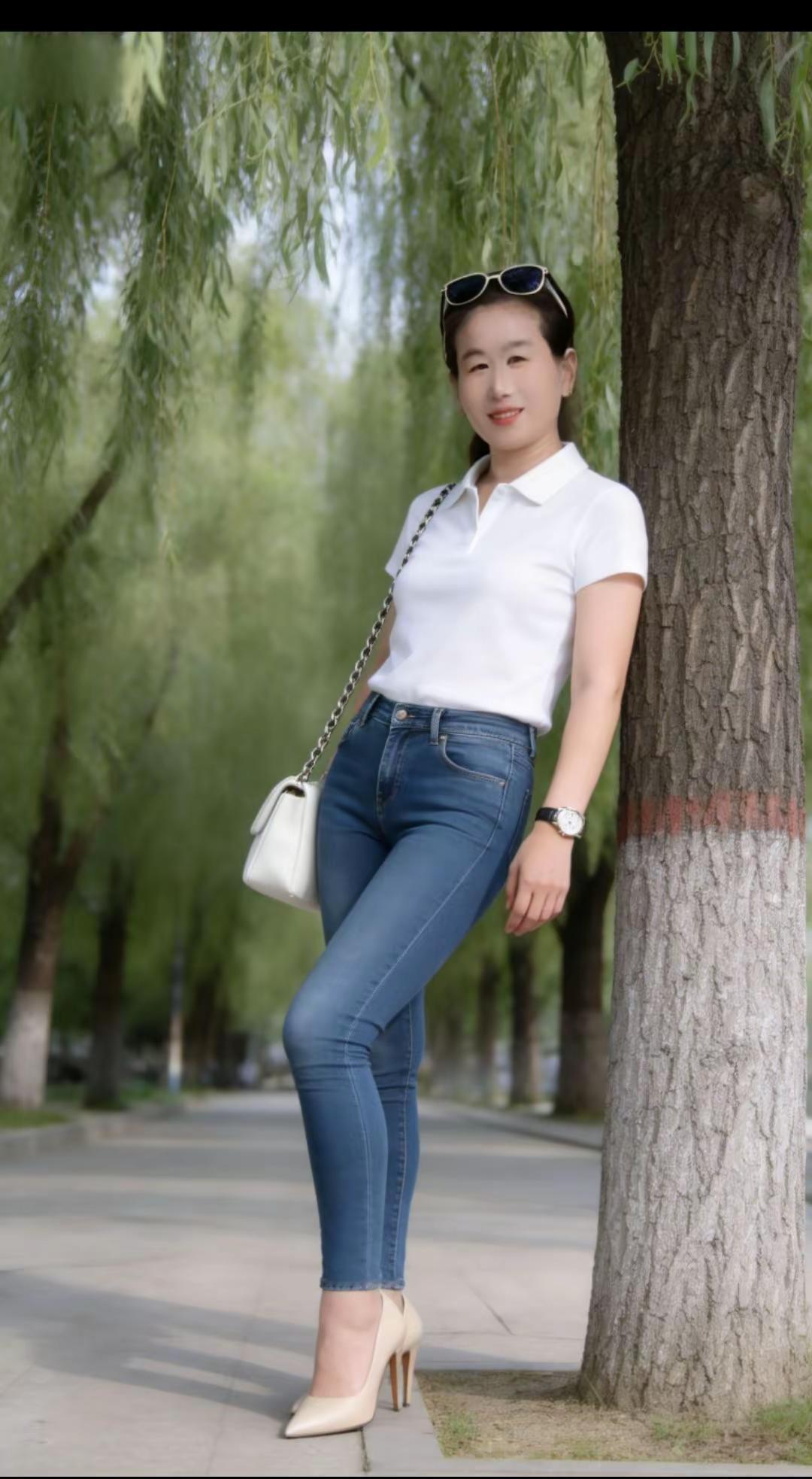 上热门 白色上衣搭配牛仔裤 公园散步穿搭灵感 清新户外时尚风公园穿搭灵感