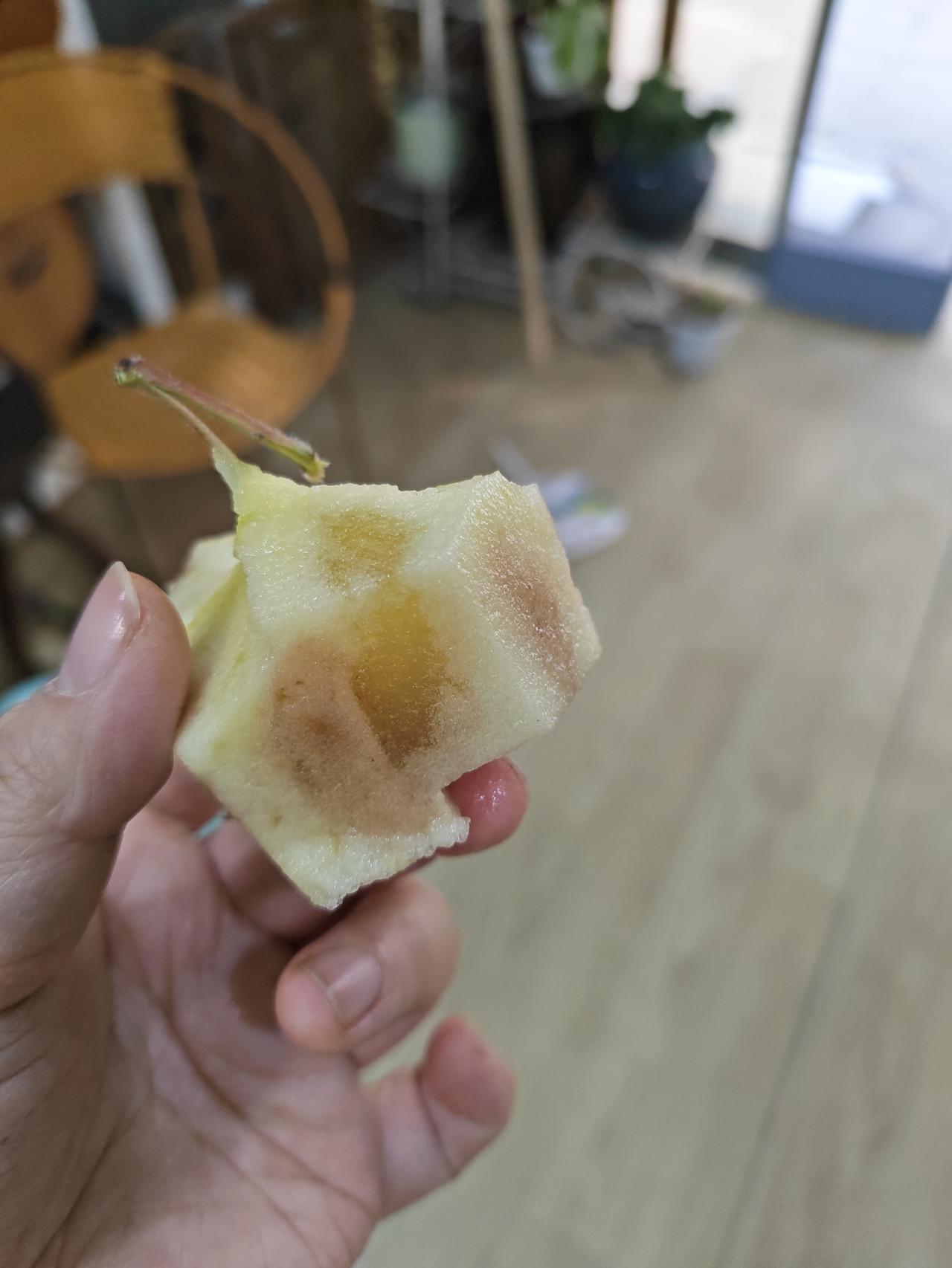 朋友从新疆给我发了一箱阿克苏苹果，个头特别大，感觉比碗口还大，今天吃了一个，口感