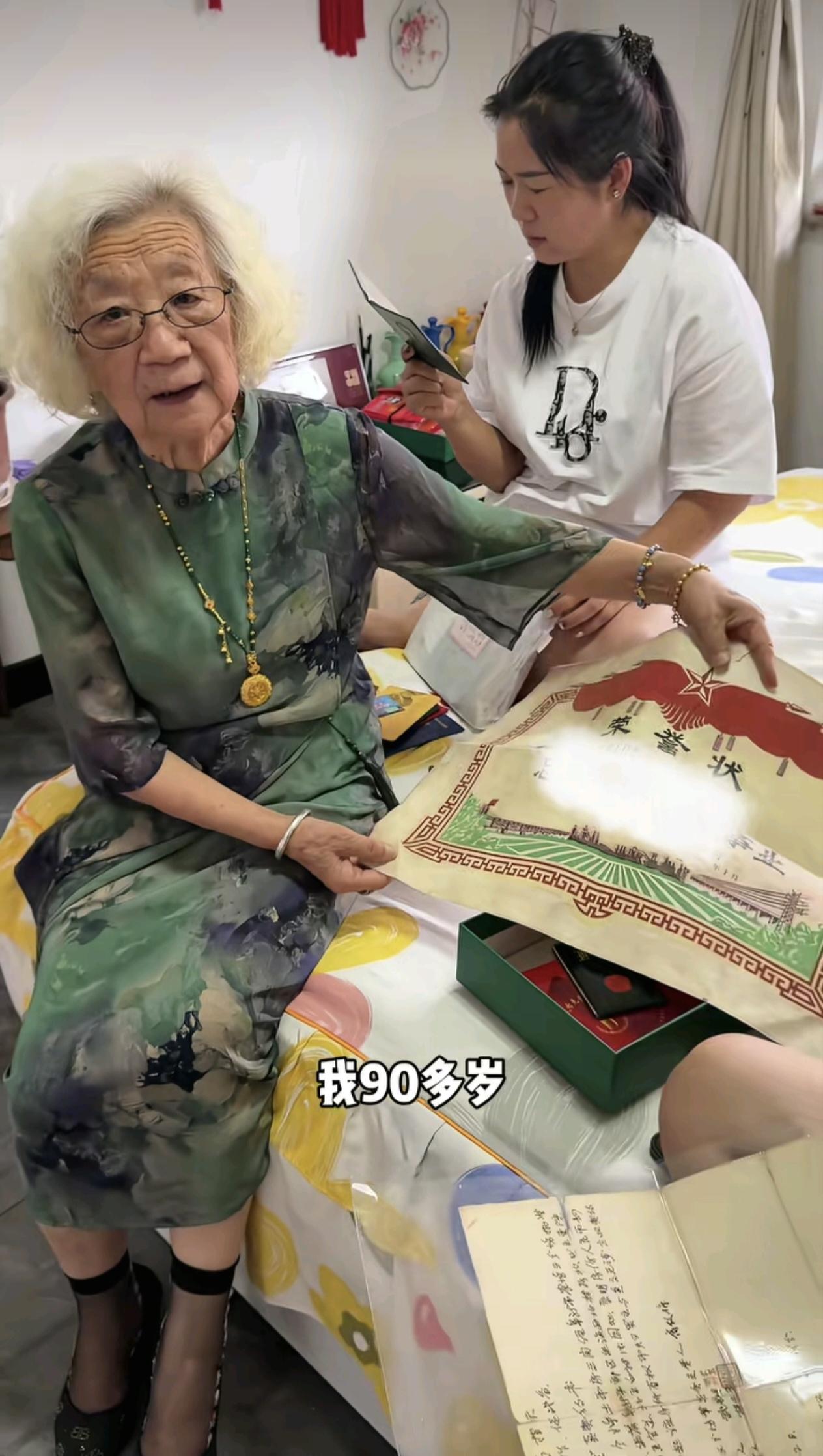 我敢打赌，99.99%的女人90多岁达不到这种状态。

90多岁，依旧连衣裙，带