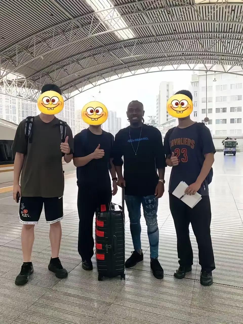 不要脸！
太不要脸了！
为了金钱脸都不要了！
这样的人品能为国征战也是个耻辱！