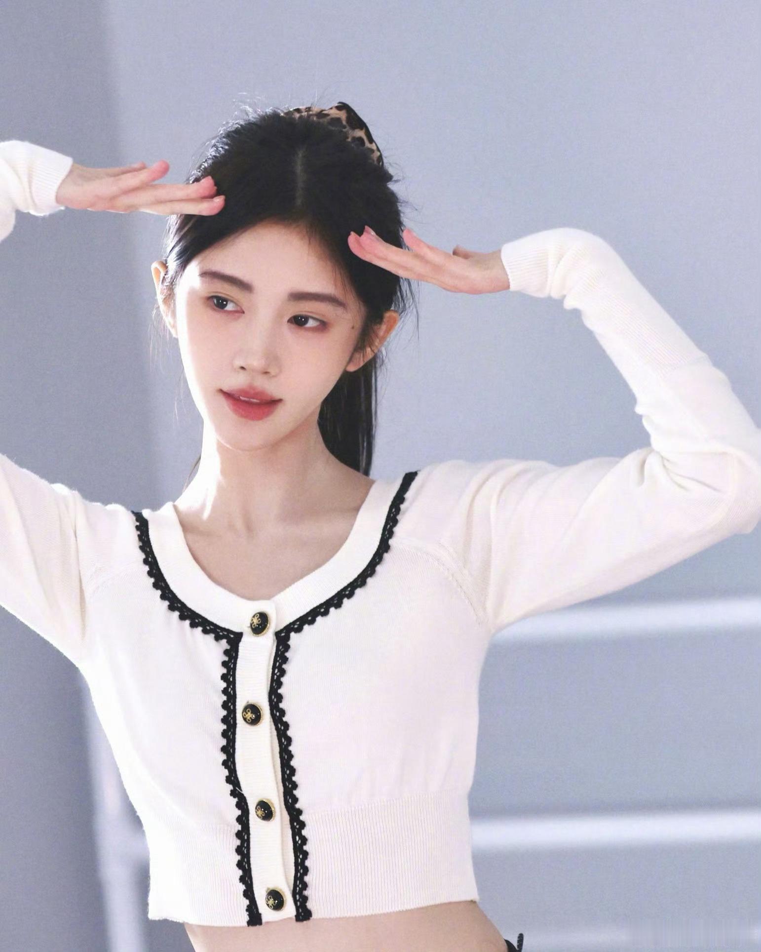 #鞠婧祎 丝芭#  鞠婧祎正常到期不续约，期待美女未来越来越好[哇] ​​​