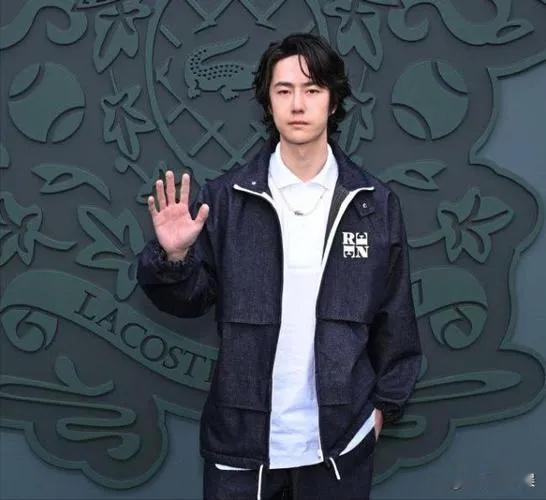 王一博闪耀巴黎时装周

2025年3月9日，青年明星王一博亮相巴黎时装周，以其独