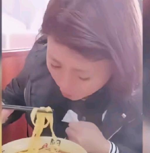 闫老师好像瘦了很多，不晒她家大房子了，和她的美食了。在直播间吃碗面。如果就这生活