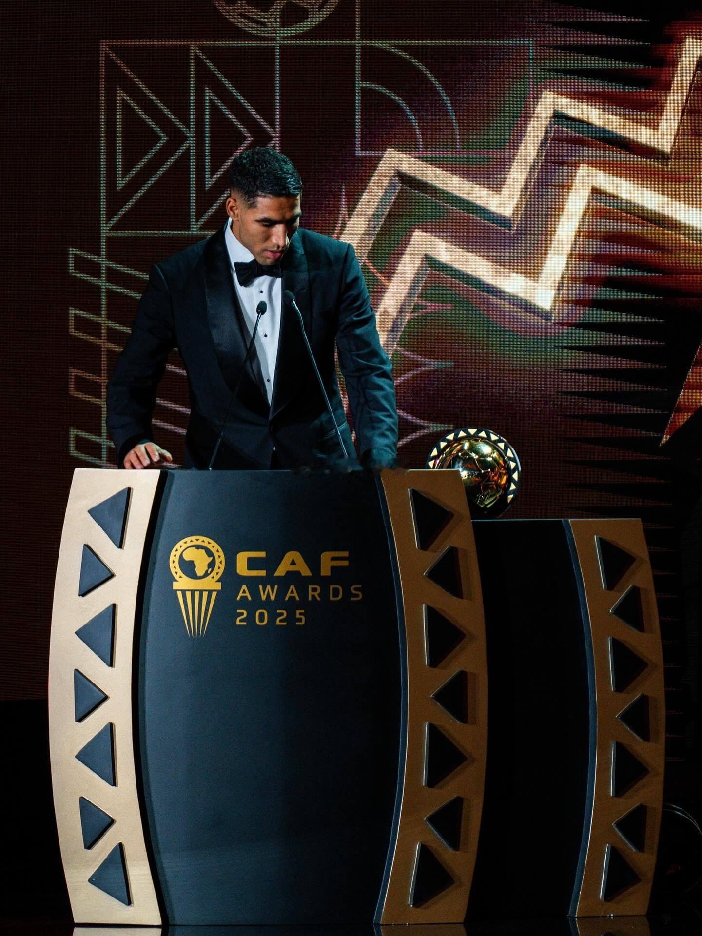 非洲足联官方消息，阿什拉夫￼击败萨拉赫￼和奥斯梅恩，当选2025年非洲足球先生。