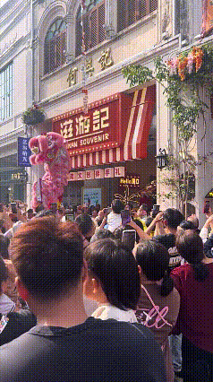 这是嫌门店生意太好了？需要“作”一下才行？海南海口这老板的操作，我直接看傻了！