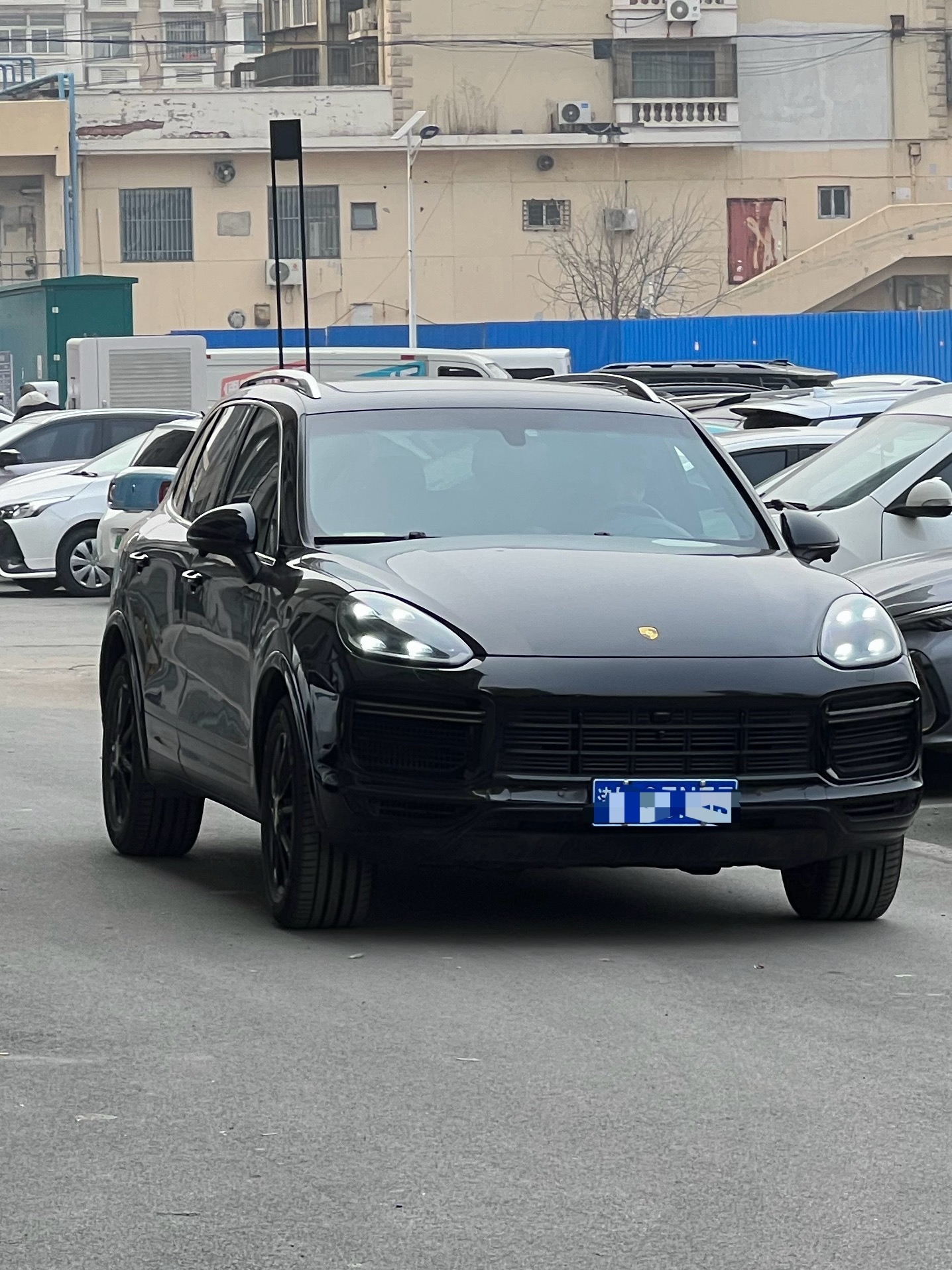 昨天偶遇了一台卡宴，怎么看怎么别扭你们知道问题出在哪吗？ 天津