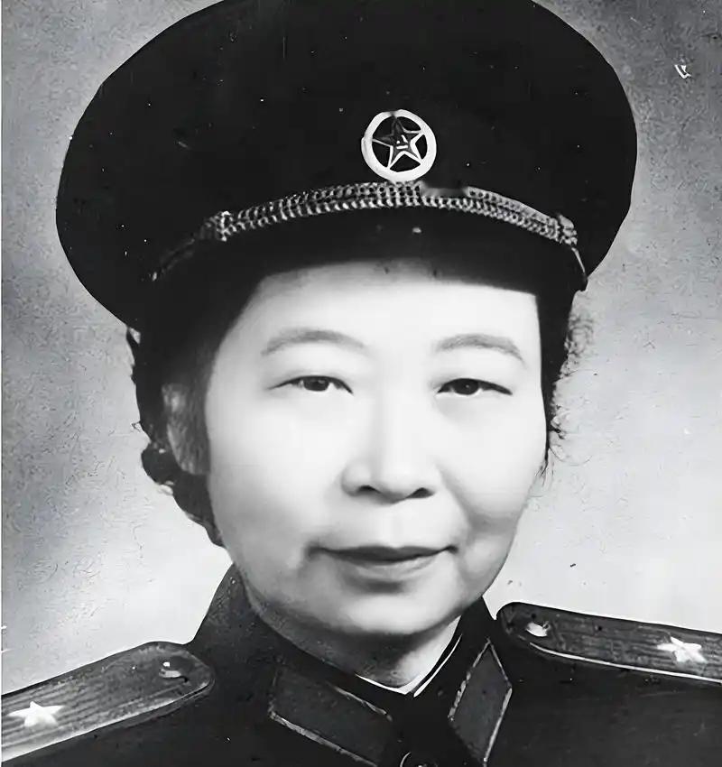 1935年，贺龙找到27岁的女部长李贞，开口第一句就是：长征路太苦，我给你找个伴