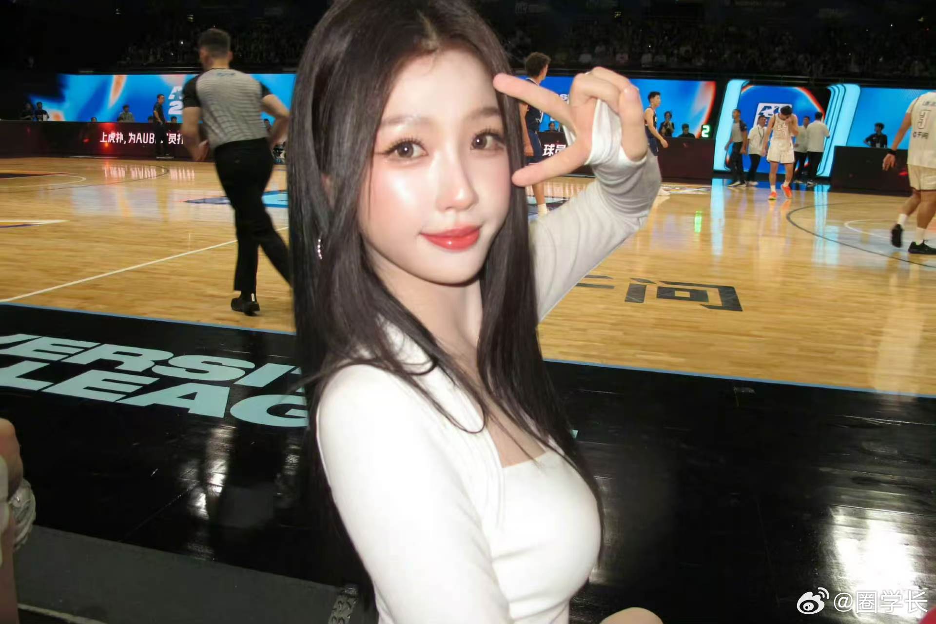 虞书欣周边疑似撞款Jennie联名虞书欣好像很擅长靠碰瓷制造话题，播剧的时候就刻