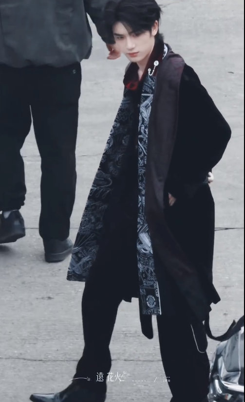 丁程鑫红丝绒衬衫睡袍造型 丁程鑫开推4边吃蓝莓边上班  丁程鑫开推4边吃蓝莓边上