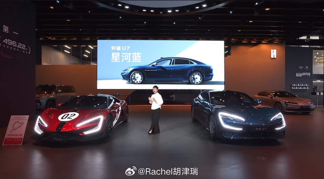 这“星河蓝”配色确实高级，让仰望U7的百万级气场一下就有了，又帅又不油腻。看来除