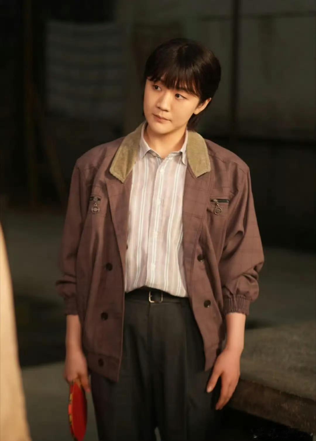 陈梦客串《小城大事》的剧照来啦！她的短发造型又美又飒，魅力值直接拉满，太可了！ 