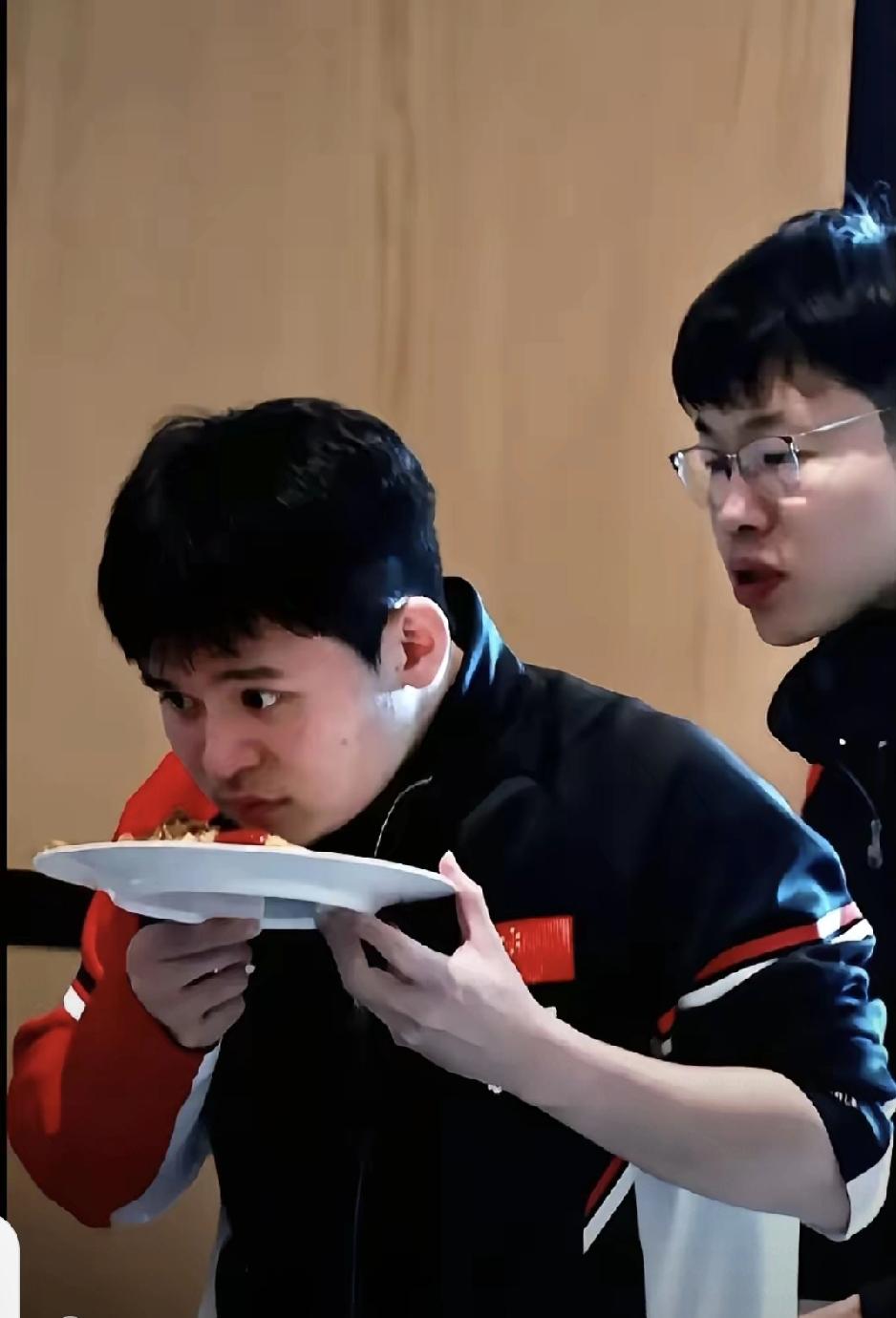 林诗栋在多哈吃饭时，用鼻子闻盘子里的食物并用手扇了扇，表情显得有些愁苦，显示出他