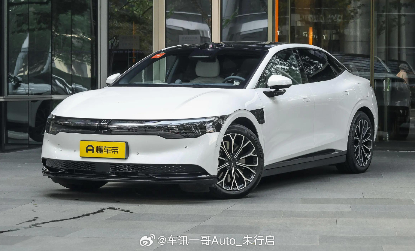 新款极氪007和007GT将搭载75千瓦时和103千瓦时。新款007的续航里程范