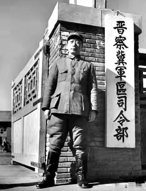 红星闪耀岁月
黑白旧照定格峥嵘岁月，聂荣臻伫立晋察冀军区司令部门前。粗布军装藏一
