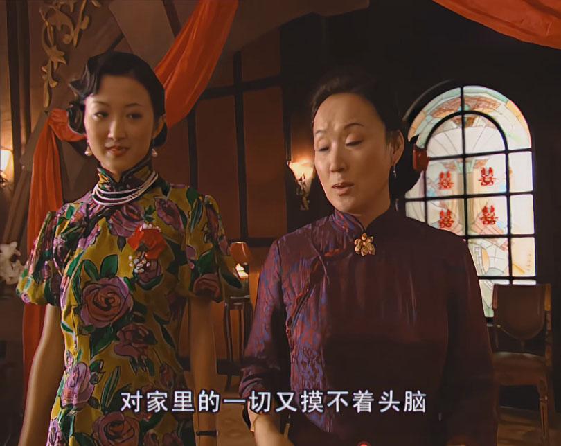 三嫂还是穿艳色旗袍更好看，当然这个旗袍也不难看，只是她穿艳色更精神娇俏。

比如
