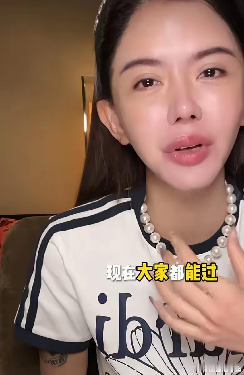 韩安冉说：“我第一次离婚的时候，那时候小猪妹很小，我抱着婴儿的小猪妹，看着天花板