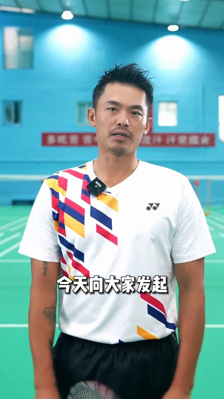 今天向大家发起全网最破防的五种发球的挑战。
·第一种：声东击西。趁别人不注意把球