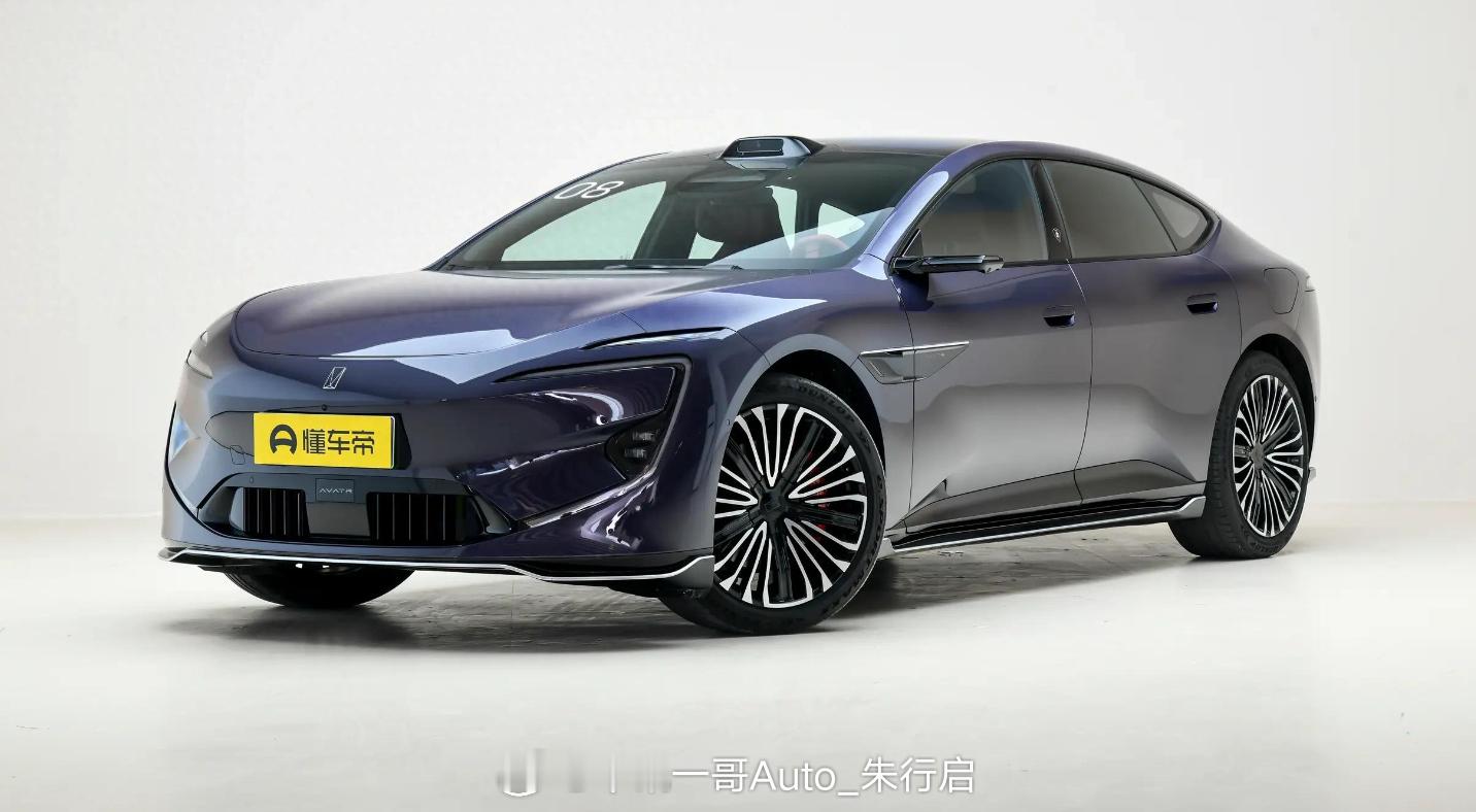 新款阿维塔12正式上市，新车全系标配太行智控2.0技术，后桥采用分布式电驱系统。