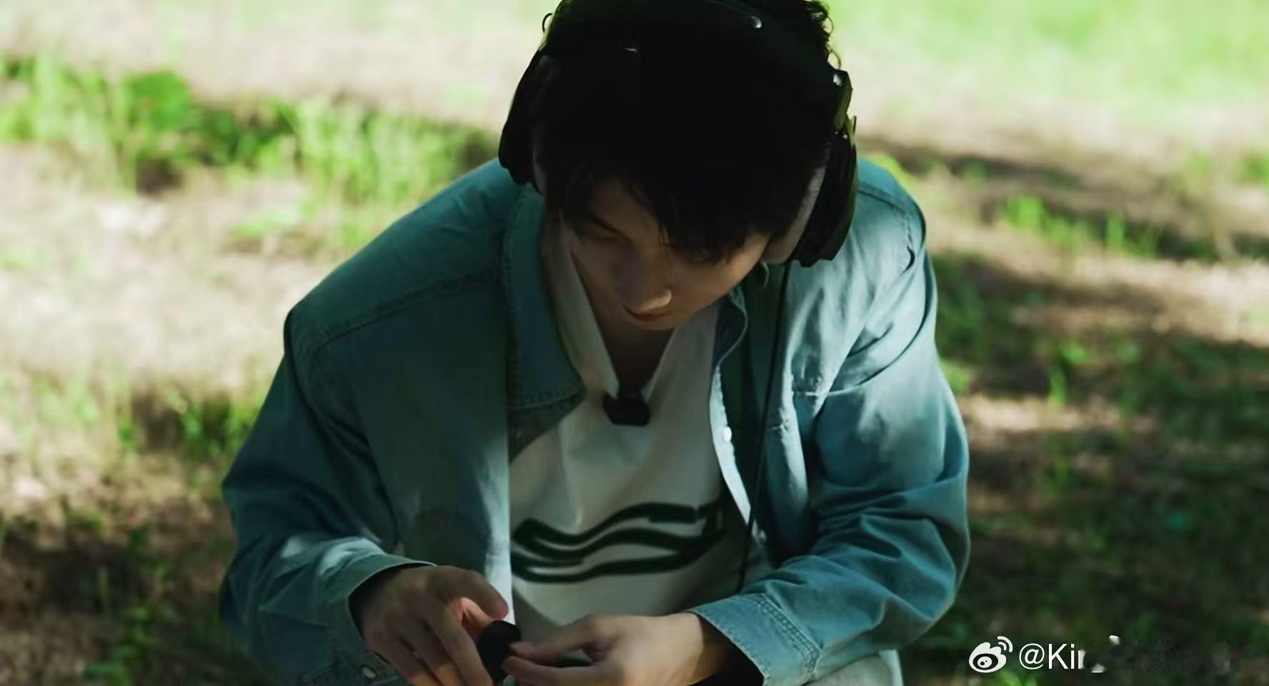 马嘉祺说盯着脚下的路慢慢走马嘉祺从不会刻意营造浮躁的人设，言行举止都透着踏实。认