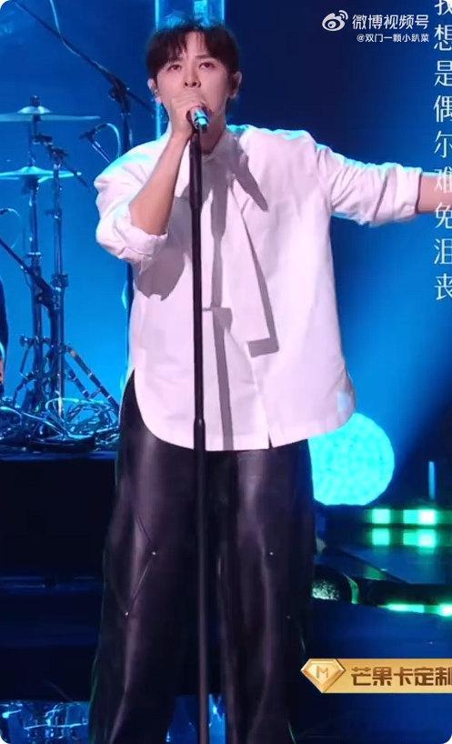 孙燕姿是尤长靖的青春 何炅说尤长靖非常会选歌歌手2026细节见用心，原版编曲加持