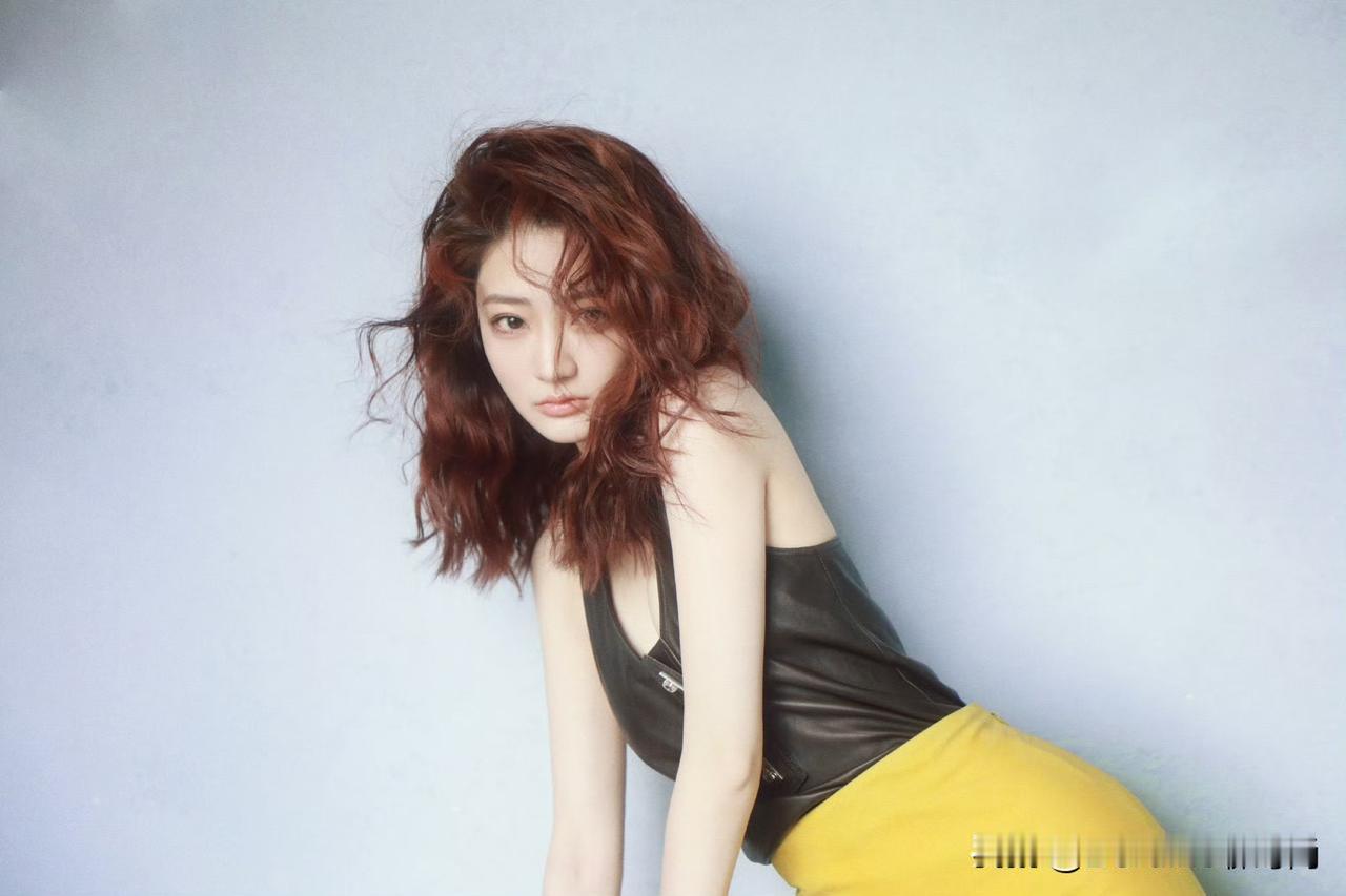 徐璐氛围感穿搭太绝了✨
 
徐璐这套造型直接美出新高度！黑色皮质挂脖背心利落飒爽