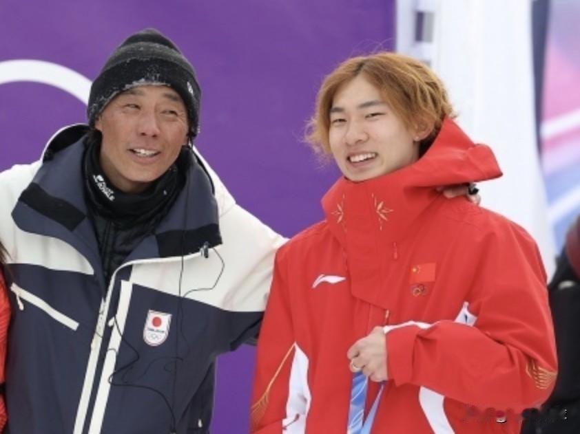 苏翊鸣教练佐藤康弘更新社媒感谢中国…近日，苏翊鸣教练佐藤康弘更新社媒感谢中国，感