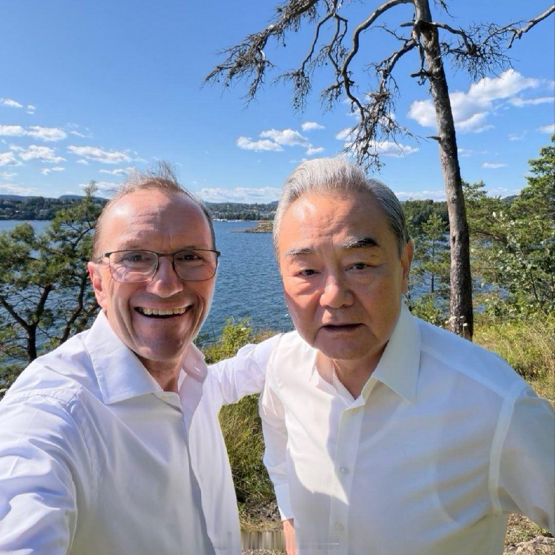 挪威外交大臣艾德分享与王毅外长的合照 